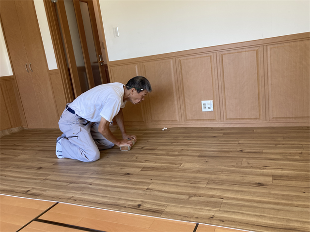 敷設後のCFをなじませる工程