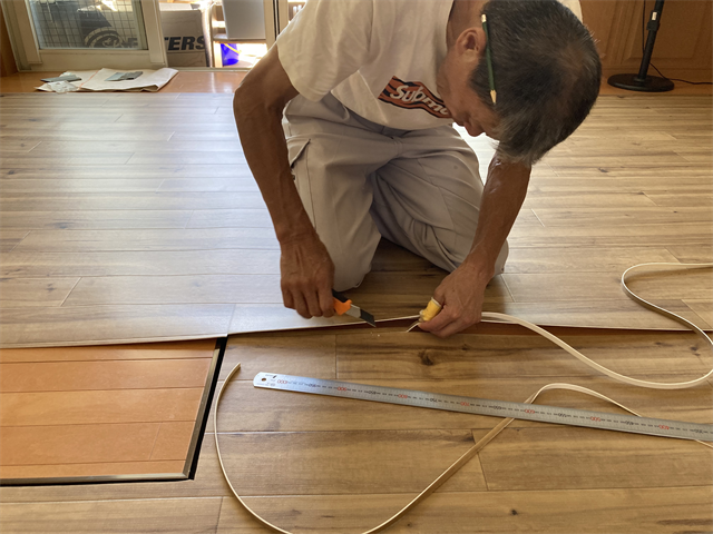 掘りごたつ部分のクッションフロアカット