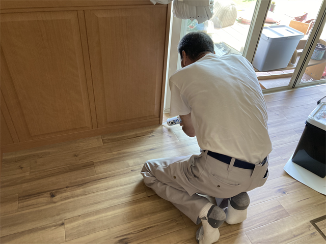 クッションフロア敷設後のシーリング仕上げ工程