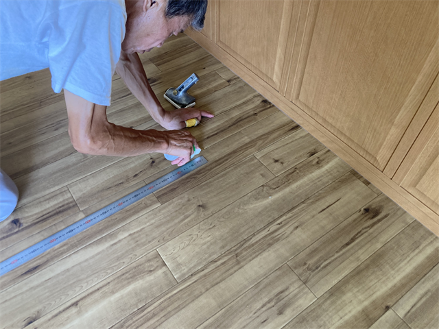 シームシーラーを使ってクッションフロアの継ぎ目処理