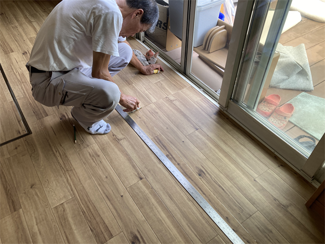 職人よるクッションフロア敷設後の目地処理