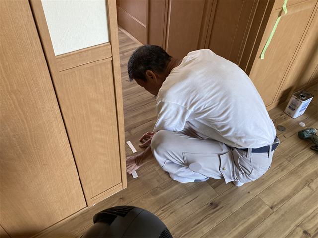 出入口部分の床材カット