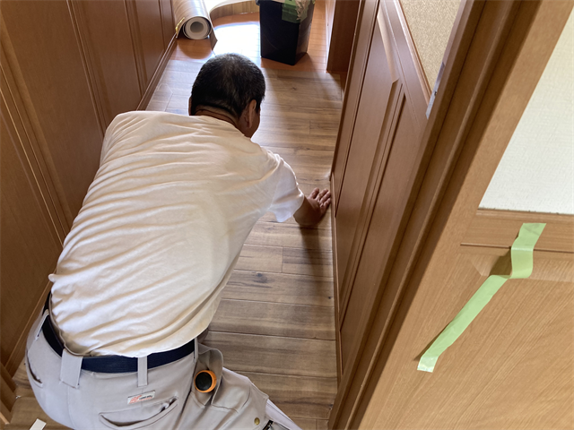 クッションフロアの貼り付け風景