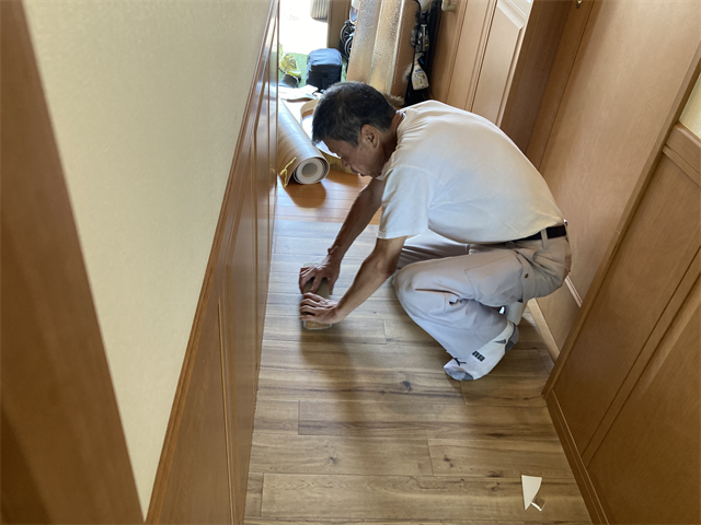 クッションフロアの密着度を高める工程