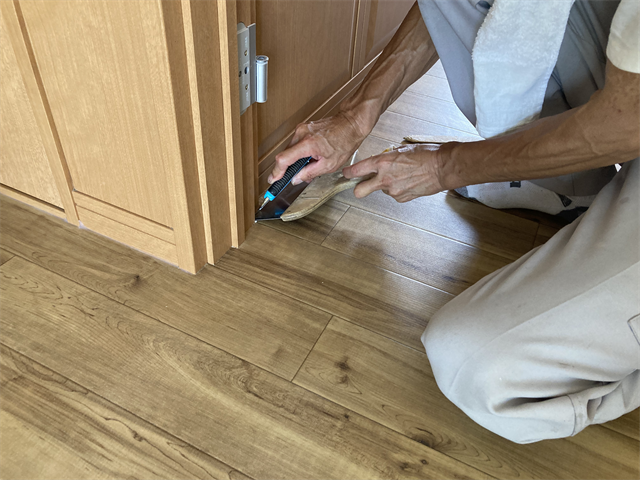 余分なクッションフロアをカッターでカット