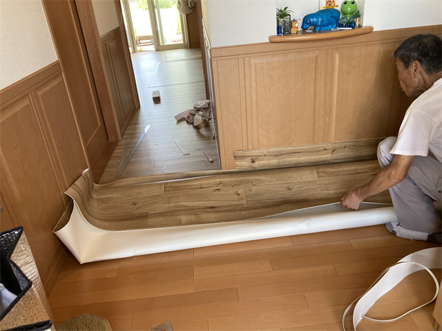 玄関ホールにクッションフロアを仮置き