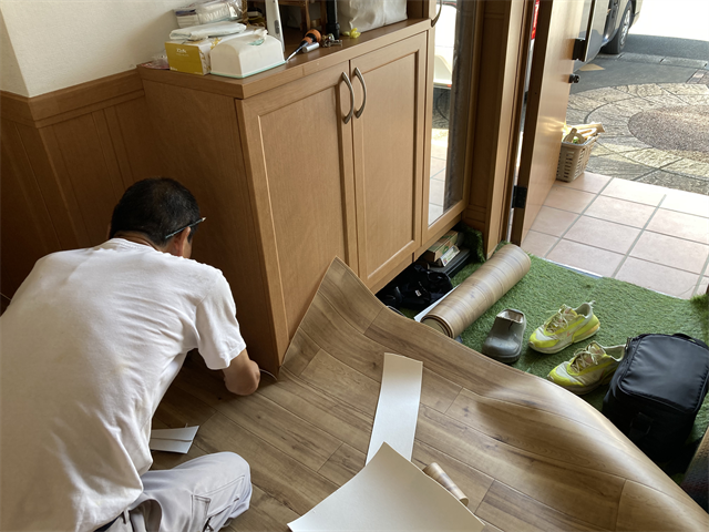 靴箱部分のクッションフロア施工