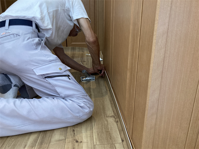 床の形状に職人がCFをカット