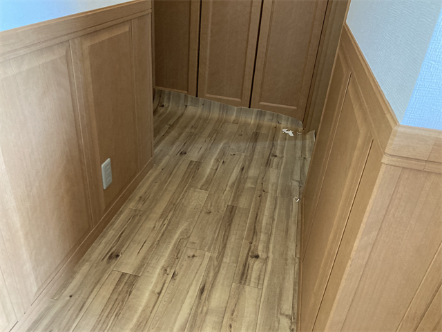 床の形状にカットしたクッションフロア