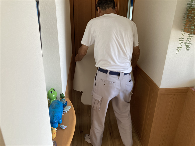 玄関のフローリングの上にCF敷設