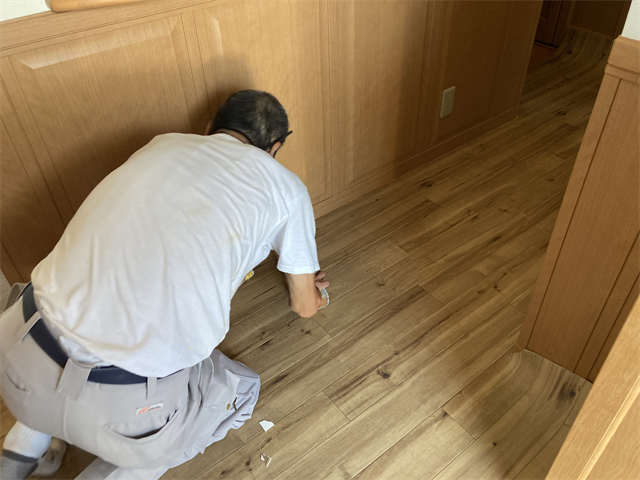 クッションフロア敷設仕上げ工程