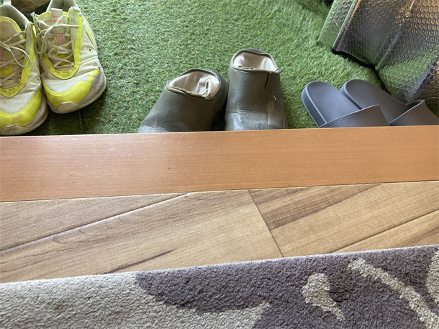 クッションフロア敷設後の上がり框(廊下側からの風景)