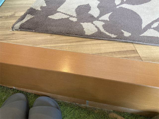 クッションフロア敷設後の上がり框(玄関側からの風景)