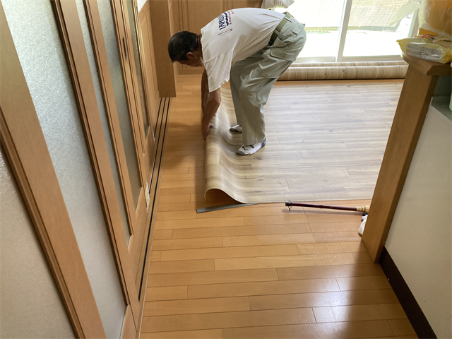 ダイニングの床へのクッションフロア敷設準備