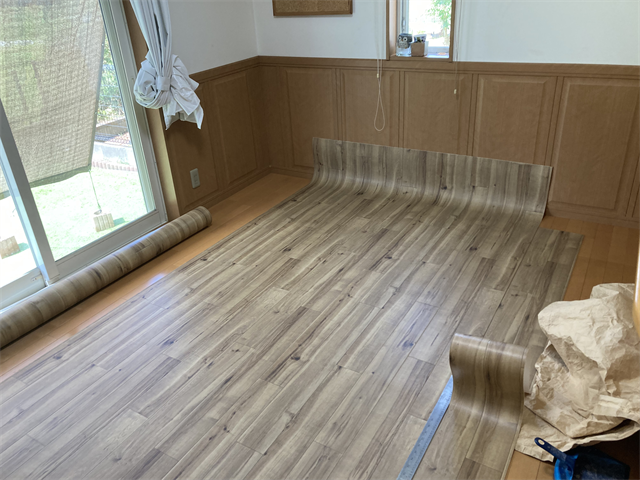 床に仮置きされたペット向けの木目柄クッションフロア