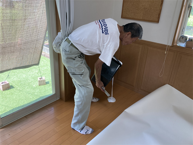 ダイニングの床にロイヤルエコセメントを塗布