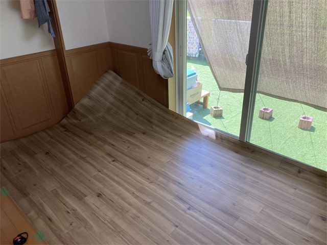 接着剤の上に被せたクッションフロア