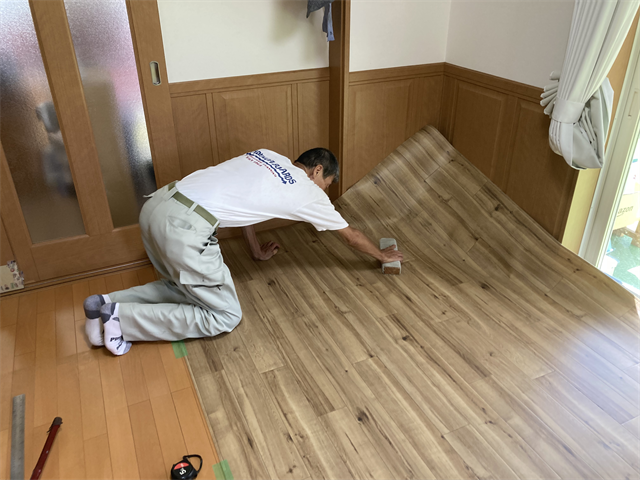 クッションフロアを床になじませる職人