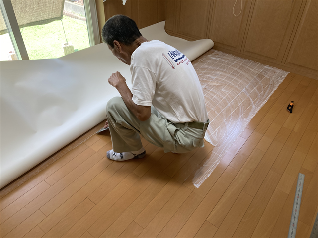 接着剤が塗られたダイニングのフローリング