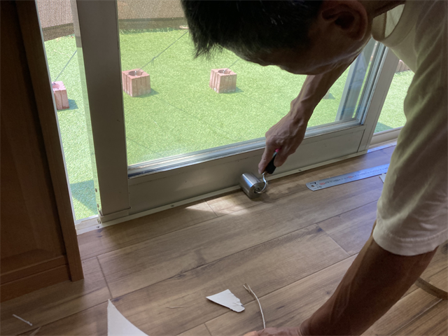 クッションフロアを密着させるためのローラー