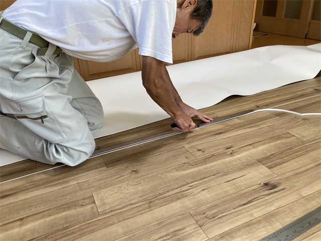 クッションフロアのつなぎ目をカットする職人