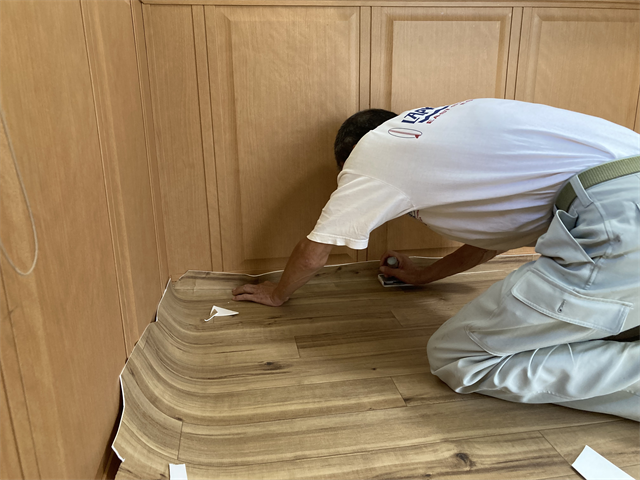 カウンター下のクッションフロアカット