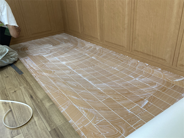 クッションフロア専用接着剤の塗布