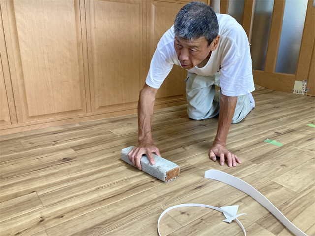クッションフロアを床になじませる職人