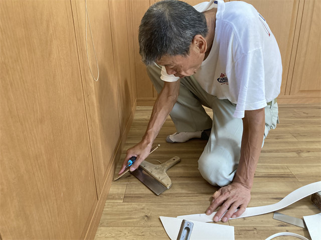 CF敷設後の壁際の処理