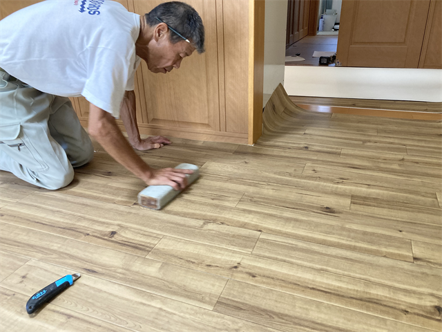 クッションフロアを床になじませる職人