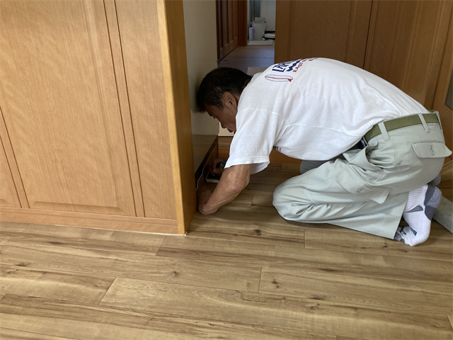 余分なクッションフロアをカットする職人