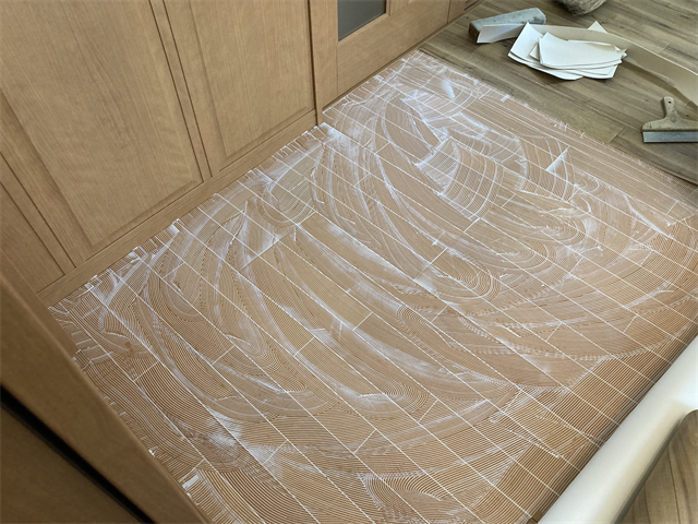 接着剤を塗布したキッチンの床