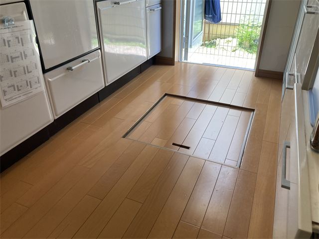 荷物撤去後のリフォーム前のキッチンの床