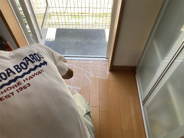 勝手口部分の床に接着剤を塗布