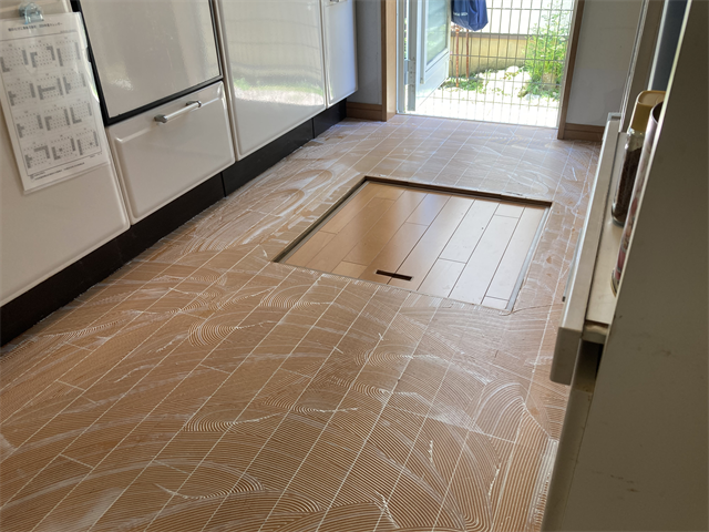 床下収納庫部分以外の接着剤の塗布