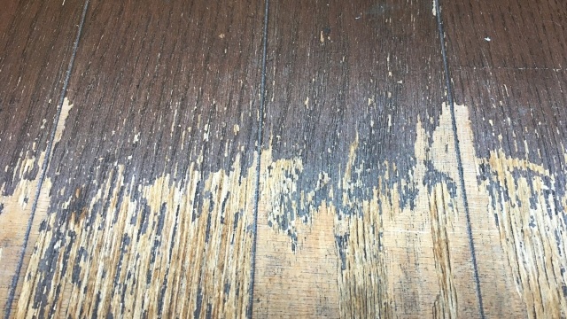 表面の剥がれが顕著なフローリング