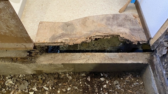 腐食した床