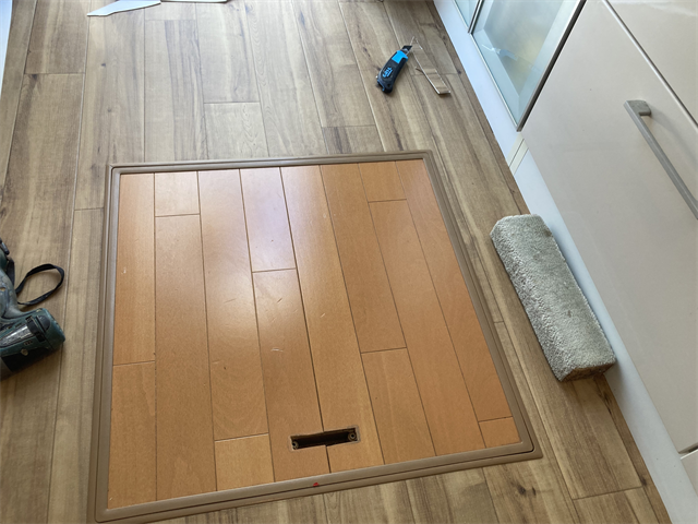 床下収納庫の蓋(クッションフロア施工前)