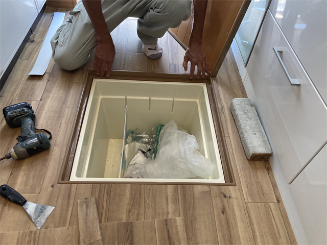 床下収納庫を戻す職人