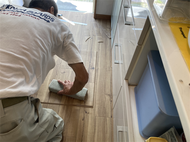 凸凹や浮きなどをなすく作業