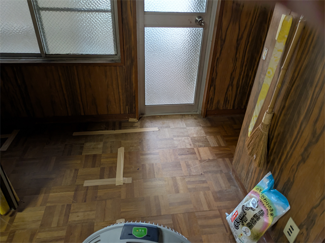 床のめくれが顕著なフロア