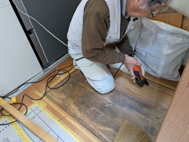 フローリングの部分的な張り替えをする職人