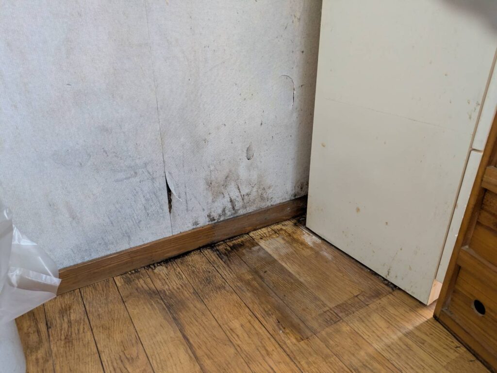 漏水でぶかぶかになった床と壁