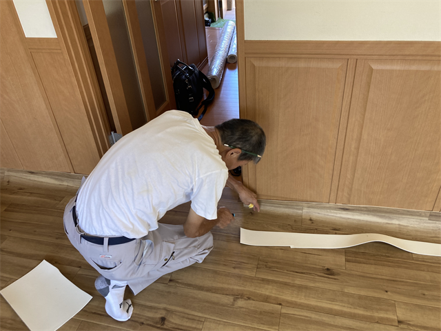 床の形状に合わせてわんにゃん消臭フロアのカット