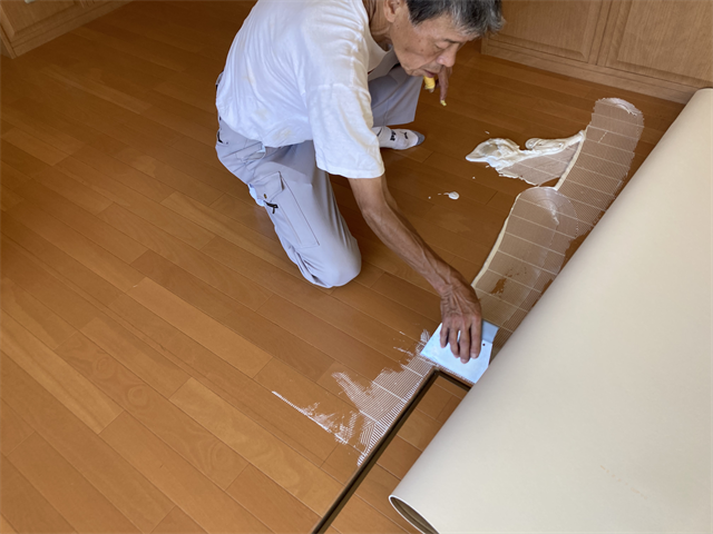 掘りごたつ周辺へのロイヤルエコセメント塗布