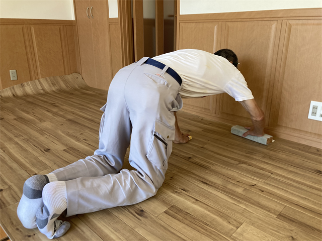 床材を床になじませる工程