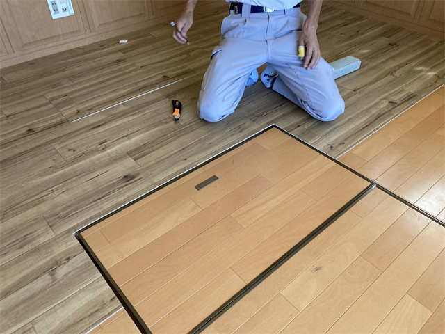 掘りごたつの蓋の形状に合わせてクッションフロアのカット