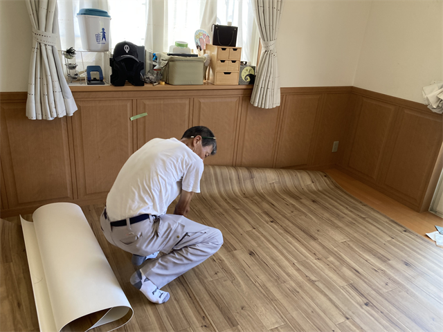 リビング真ん中部分にクッションフロアを仮置き