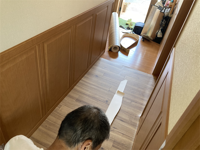 廊下に貼り付けたわんにゃん消臭フロア