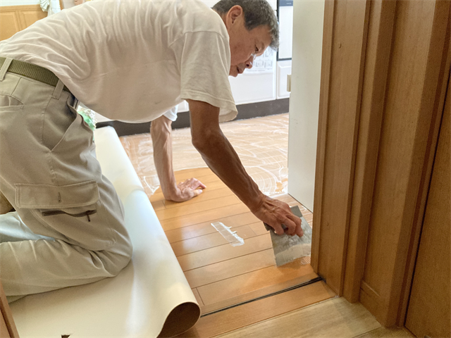 キッチンの床へのクッションフロア専用接着剤の塗布